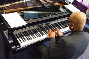 Mo Eageston entertains in the lobby.